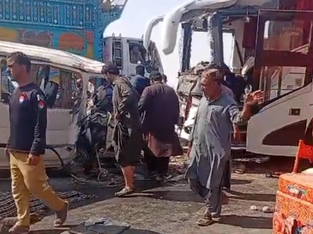 اوتھل زیرو پوائنٹ پر بس اور وین کے تصادم کا مقام اور امدادی کارروائیاں
