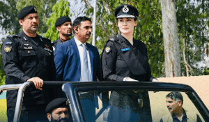 وزیراعلیٰ پنجاب کے دفتر کی عمارت؛ پولیس گاڑی قریب کھڑی