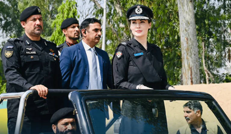 وزیراعلیٰ پنجاب کے دفتر کی عمارت؛ پولیس گاڑی قریب کھڑی