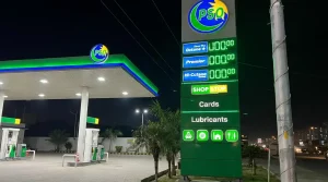 پٹرول پمپ کے سامنے کھڑی گاڑیاں اور ایندھن پمپ