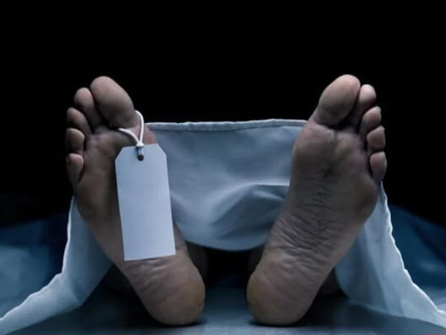 واقعے کی جگہ پر پولیس کی گاڑیاں اور تفتیشی عملہ
