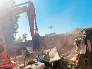 پشاور رِنگ روڈ پر مسمار کی جانے والی غیرقانونی دکانوں کی جگہ پر کھڑی بھاری مشینری