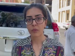 ایمان مزاری اور ہادی علی چٹھہ کے خلاف عدالتی سماعت کا منظر؛ ایڈیالا جیل حوالہ