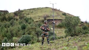 سرحدی علاقے میں فوجی دستے اور بکتر بند گاڑیاں