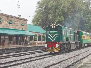 پاکستان ریلوے ٹریک اور کھڑی ٹرین کی تصویر، ایمرجنسی کے خاتمے کا حوالہ