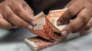 بینک کی کاؤنٹر پر نقد رقم رکھنے والا مناظر