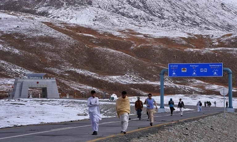 کسٹمز اہلکاروں کے درمیان معلوماتی تبادلے کی نمائندہ تصویر