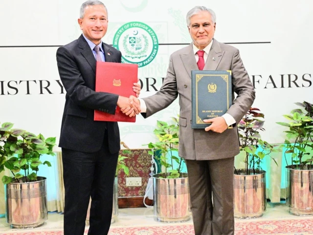 اِشاق دار اور ویوین بالاکرشنن کی ملاقات کے دوران دستاویز کا تبادلہ