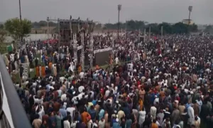 سیالکوٹ اسٹیڈیم کے گیٹس اور ہجوم، پولیس کے مطابق کئی افراد گر گئے