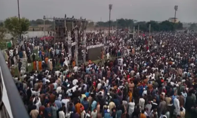 سیالکوٹ اسٹیڈیم کے گیٹس اور ہجوم، پولیس کے مطابق کئی افراد گر گئے