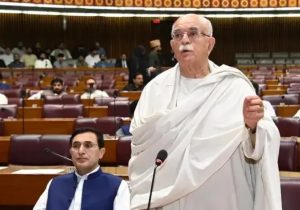 محمود خان اچکزئی نے وزیراعظم ہاؤس جانے سے انکار کر دیا، اپوزیشن لیڈر کی ضد سے تحریکِ انصاف پریشان | لمحہ نیوز