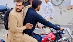 گجرات: بھائی نے ’سعودی واپسی‘ کا ڈرامہ کیا، سی سی ٹی وی ثبوت کے بعد بڑا بھائی گرفت میں | لمحہ نیوز