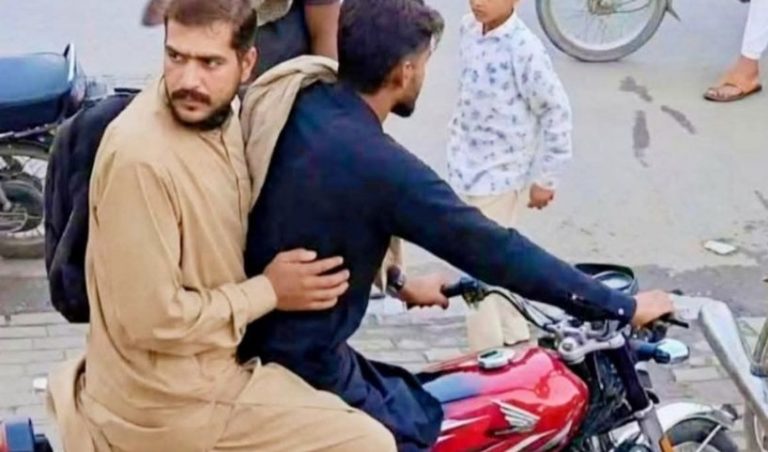 گجرات: بھائی نے ’سعودی واپسی‘ کا ڈرامہ کیا، سی سی ٹی وی ثبوت کے بعد بڑا بھائی گرفت میں | لمحہ نیوز