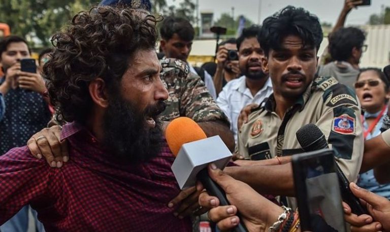 دہلی پولیس نے ہندو تنظیم کے چار افراد کے خلاف تشدد کے مقدمے درج کیے | لمحہ نیوز