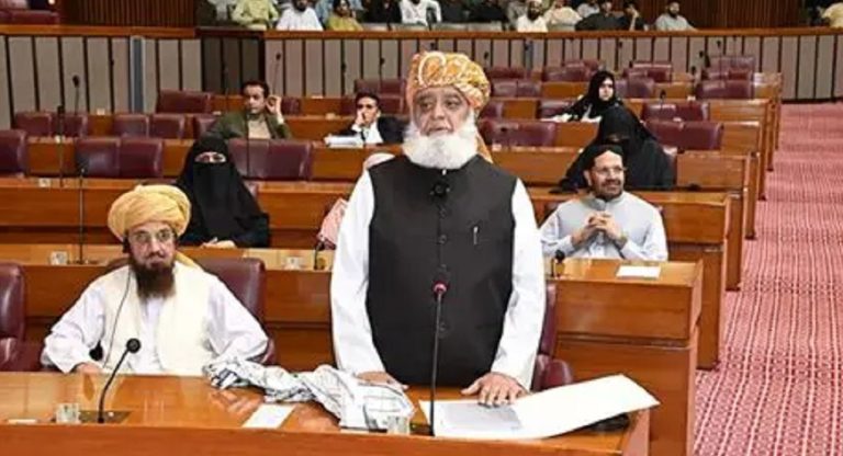 قومی اسمبلی میں مولانا فضل الرحمان کا خطاب جاری، اسکرینوں کی آواز بند اور لائیو نشریات معطل | لمحہ نیوز
