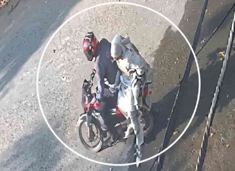 آن لائن بائیک کے رائیڈر کو حراست میں لے لیا گیا، خاتون نے چلتی گاڑی سے چھلانگ لگائی | لمحہ نیوز