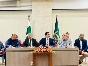 تحریک انصاف کے پارلیمانی اجلاس میں سخت جملوں کا تبادلہ، 3 اراکین بشمول علی امین گنڈاپور کے بھائی واک آؤٹ | لمحہ نیوز