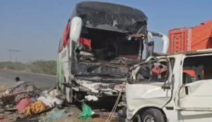 اوتھل کے قریب کوچ اور منی بس کے تصادم میں ہلاکتیں 15 پہنچ گئیں، 5 خواتین شامل | لمحہ نیوز