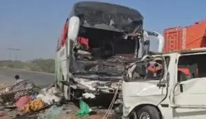 اوتھل کے قریب کوچ اور منی بس کے تصادم میں ہلاکتیں 15 پہنچ گئیں، 5 خواتین شامل | لمحہ نیوز